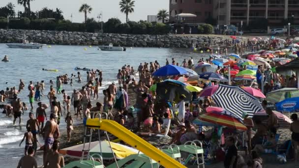 Пляжі південній Іспанії і плавців переповненому в літній полудень — стокове відео
