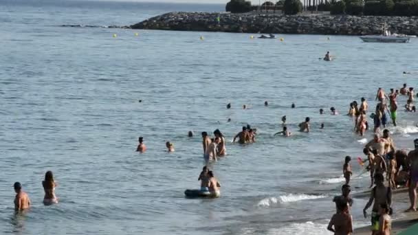 Güney İspanya ve bir yaz akşamı kalabalık yüzücüler plajları — Stok video