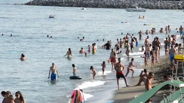 Strande i det sydlige Spanien og svømmere overfyldt på en sommer eftermiddag – Stock-video