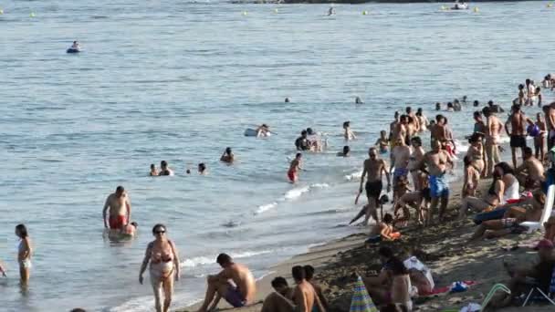 Plaże południowej Hiszpanii i pływaków tłoczno na letnie popołudnie — Wideo stockowe