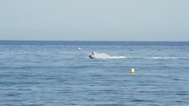Denizin çalışan motosiklet su