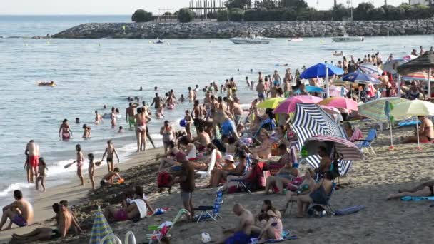 Playas del sur de España y nadadores abarrotados en una tarde de verano — Vídeos de Stock