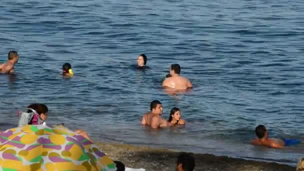 Güney İspanya ve bir yaz akşamı kalabalık yüzücüler plajları — Stok video