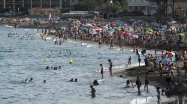 Güney İspanya ve bir yaz akşamı kalabalık yüzücüler plajları