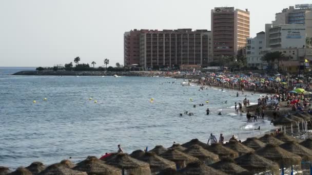 A Dél-Spanyolországban és úszók, egy nyári délután zsúfolt strandok — Stock videók