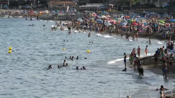 Plaże południowej Hiszpanii i pływaków tłoczno na letnie popołudnie — Wideo stockowe