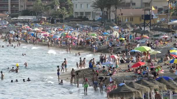 Пляжі південній Іспанії і плавців переповненому в літній полудень — стокове відео