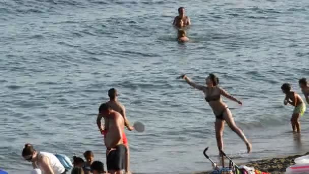 Playas del sur de España y nadadores abarrotados en una tarde de verano — Vídeo de stock