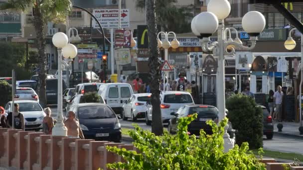 Tráfico en una ciudad costera mediterránea de España al atardecer — Vídeos de Stock
