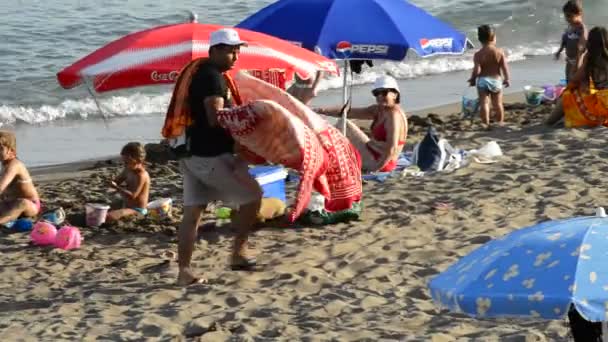 Mężczyzna sprzedawał na plaży Morza Śródziemnego hiszpański — Wideo stockowe