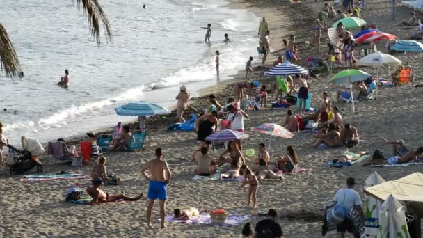 Praias do sul da Espanha e nadadores lotados em uma tarde de verão — Vídeo de Stock