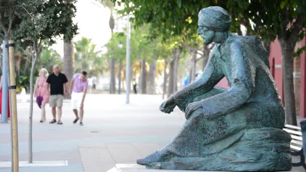 Busto de figura histórica árabe en pueblo andaluz — Vídeo de stock