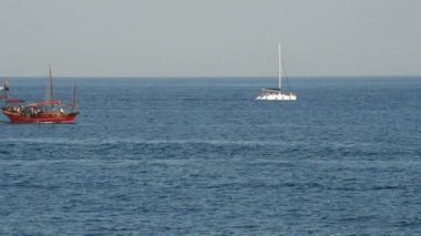 Gün batımında mavi okyanusun yat yelken gemi