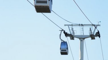 Teleferik hattı yaz öğleden sonra çalışan yolcu ile