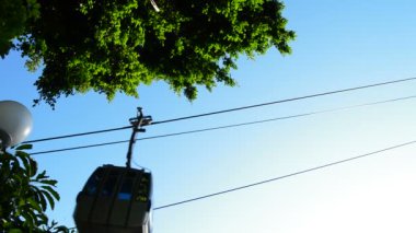 Teleferik hattı yaz öğleden sonra çalışan yolcu ile