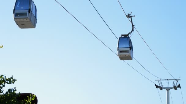 Linha de teleférico com passageiros correndo na tarde de verão — Vídeo de Stock