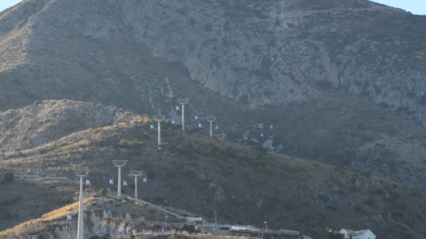 Pasajeros de línea de cable corriendo — Vídeos de Stock