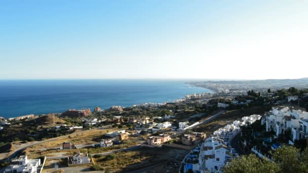 Panorámica de la ciudad junto al mar al atardecer — Vídeo de stock