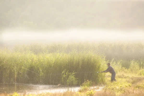 Рибалка ловить рибу в ставку . — стокове фото