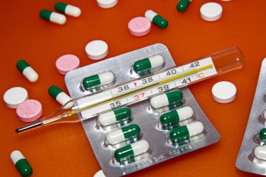 tabletler ve termometre.