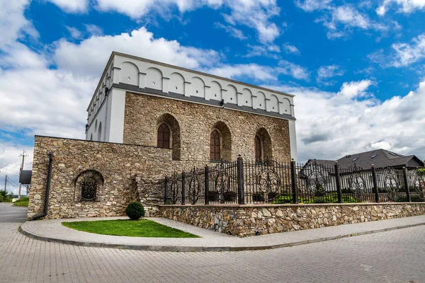 萨塔诺夫村的一座漂亮的犹太教堂乌克兰 — 图库照片