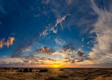 Güneşin doğuşuyla birlikte güzel bir çöl manzarası..