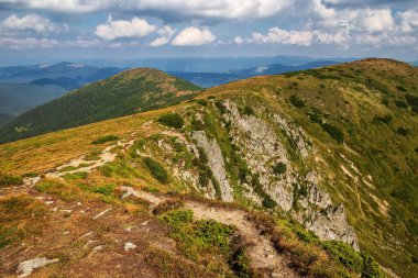 Yüksek Karpatlar 'da güzel bir manzara. Sonbahar dağlarda.