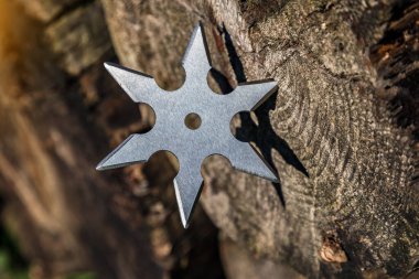 Shuriken (fırlatma yıldızı), geleneksel Japon Ninja soğuk silahı ahşap arka planda sıkışmış