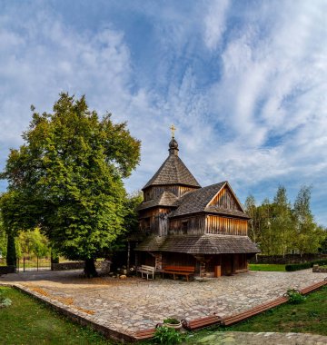 Açık havada eski ahşap kilise. Kamyanet-Podolsk şehrinde Ukrayna manzarası.