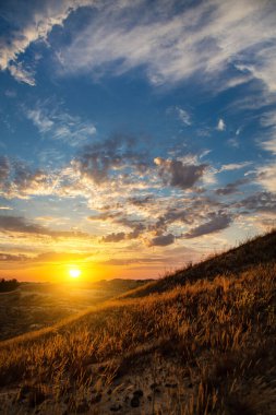 Güneşin doğuşuyla birlikte güzel bir çöl manzarası..