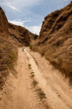 Deniz kıyısındaki Kherson bölgesinde büyük mağara kanyonu..