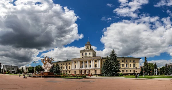 Khmelnytsky. Ukrayna. 8 Haziran 2020. Khmelnitsky şehrinde bir yaz günü belediye meclisi kurulması..