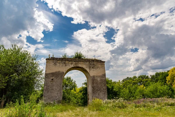 一个美丽的拱门在开放的天空下在城堡的领土上 — 图库照片