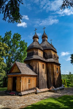 Ukrayna 'daki eski ahşap kilise. Ukrayna 'da Seyahat.
