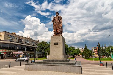 Khmelnitsky. Ukrayna. 19 Haziran 2020. Bohdan Khmelnitsky 'nin bronz anıtı. Tren istasyonunun yanındaki meydanda bir topuz var. En bilinen şehir anıtı ve Khmelnitsky 'nin orijinal sembolü..
