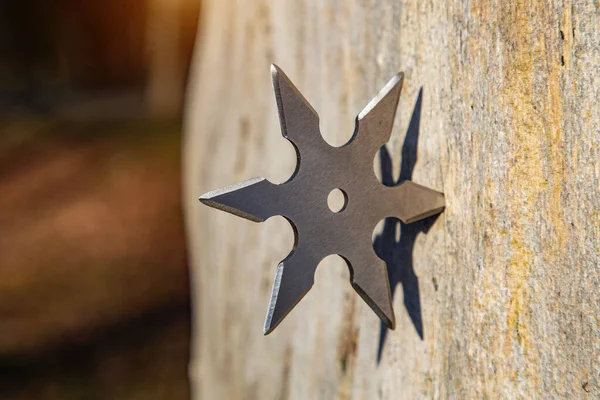 Shuriken Wurfstern Traditionelle Japanische Ninja Kaltwaffe Die Hölzernen Hintergrund Steckt — Stockfoto