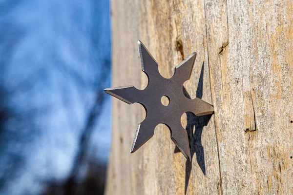 Shuriken Wurfstern Traditionelle Japanische Ninja Kaltwaffe Die Hölzernen Hintergrund Steckt — Stockfoto