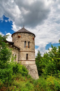 Otrokov şehrinde güneşli bir günde güzel bir kale.