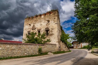Satanov şehrinde harabe halinde güzel bir kale..