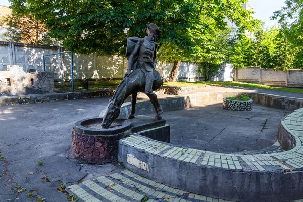 Хмельницкий Украина Июня 2020 Года Памятник Барону Мюнхгаузену Дворе Дома — стоковое фото