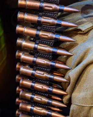 Savaş sırasında bir askerin üzerinde makineli tüfek kemeri vardı. Dünyadaki askeri harekât. 