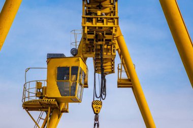 Ağır parçaları yüklemek için bir fabrikada veya limanda endüstriyel vinç. 