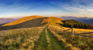Dağlardaki yol. Yazın seyahat Karpatlar. 