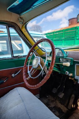 Khmelnitsky. Ukrayna. 21 Mart 2021. Açık havada eski Sovyet arabaları. Sovyet döneminden kalma bir arabadan kurtuldum.. 