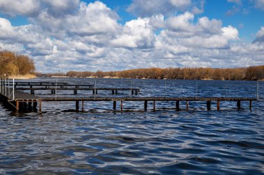 Nehrin güzel manzarası ve baharda setin. 