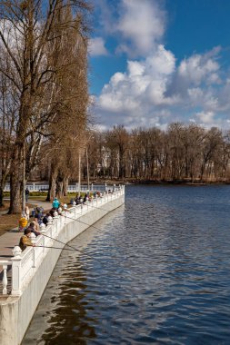 Khmelnytsky. Ukrayna. 4 Nisan 2021. Nehir manzarası ve baharda setin manzarası güzel.. 