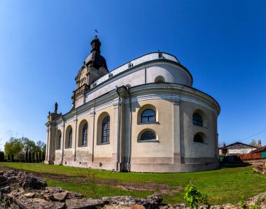 Ternopil bölgesindeki Mykulyntsi köyündeki güzel Katolik kilisesi. Ukrayna. 