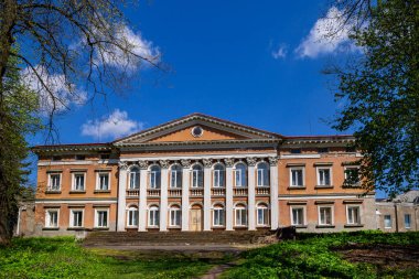 Ternopil bölgesindeki Mykulyntsi köyündeki saray. Ukrayna. 