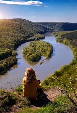 Nehir kanyonundaki Yin Yang adasının güzel manzarası. 