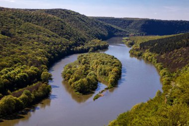 Nehir kanyonundaki Yin Yang adasının güzel manzarası. 